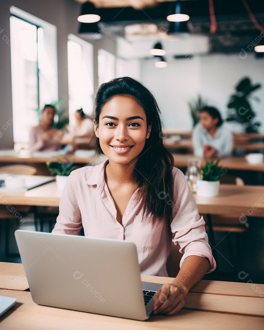 Mulher asiática atraente na casa dos 30 anos em um macbook