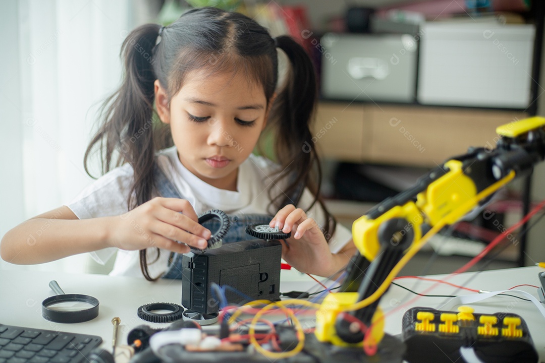 Conceito de educação STEM. Jovem asiática aprendendo design de robô.