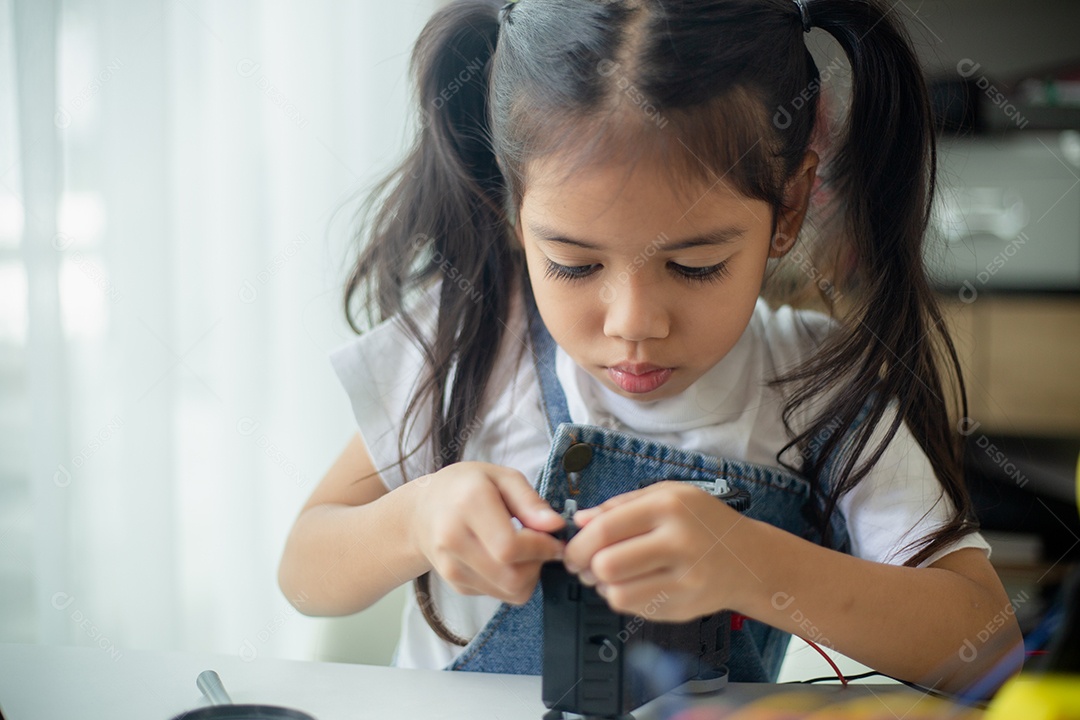 Conceito de educação STEM. Jovem asiática aprendendo design de robô.