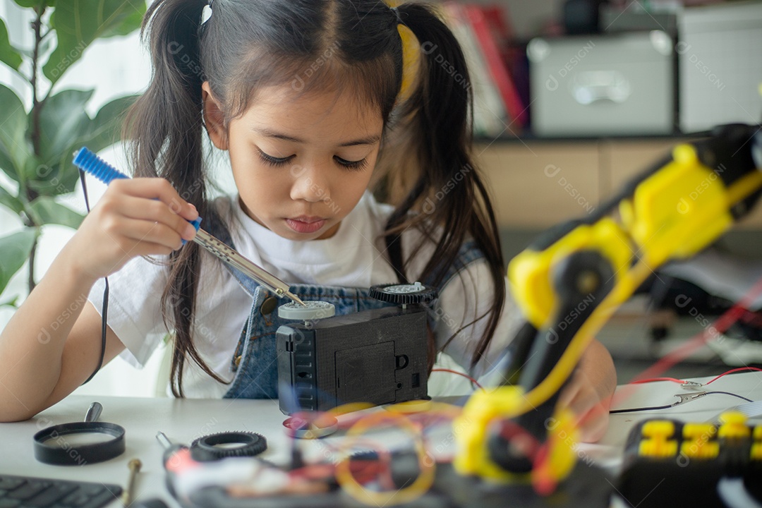 Conceito de educação STEM. Jovem asiática aprendendo design de robô.