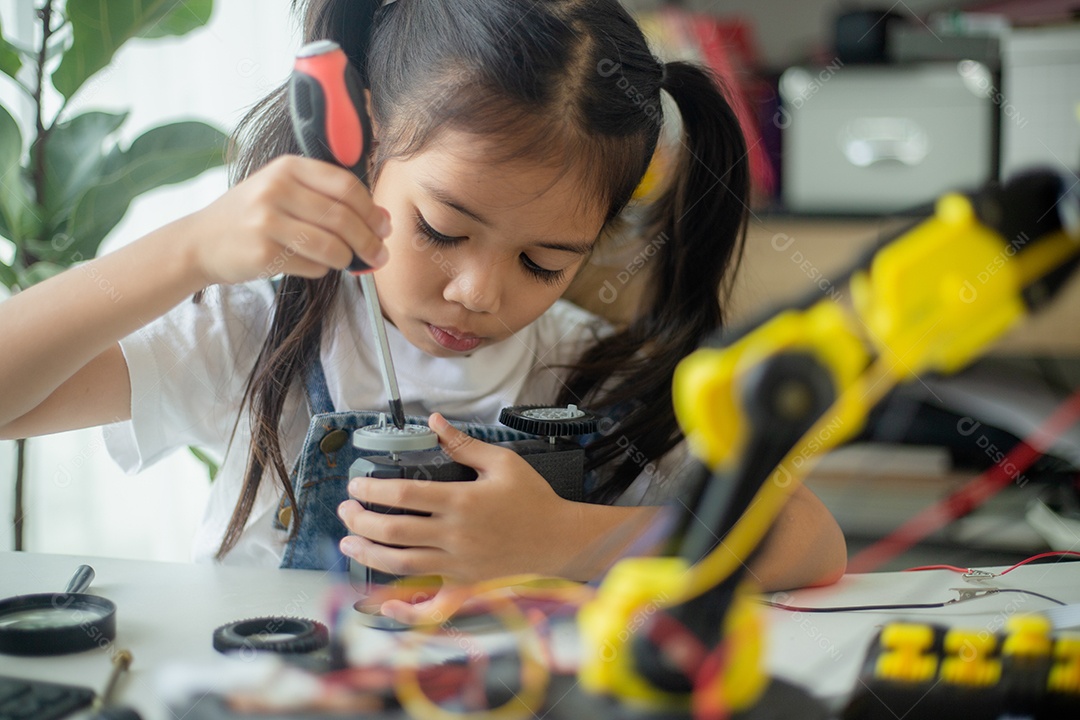 Conceito de educação STEM. Jovem asiática aprendendo design de robô.