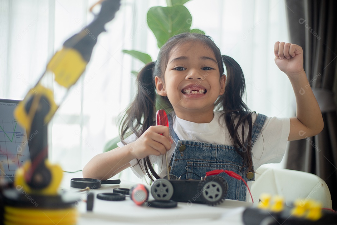 Conceito de educação STEM. Jovem asiática aprendendo design de robô.