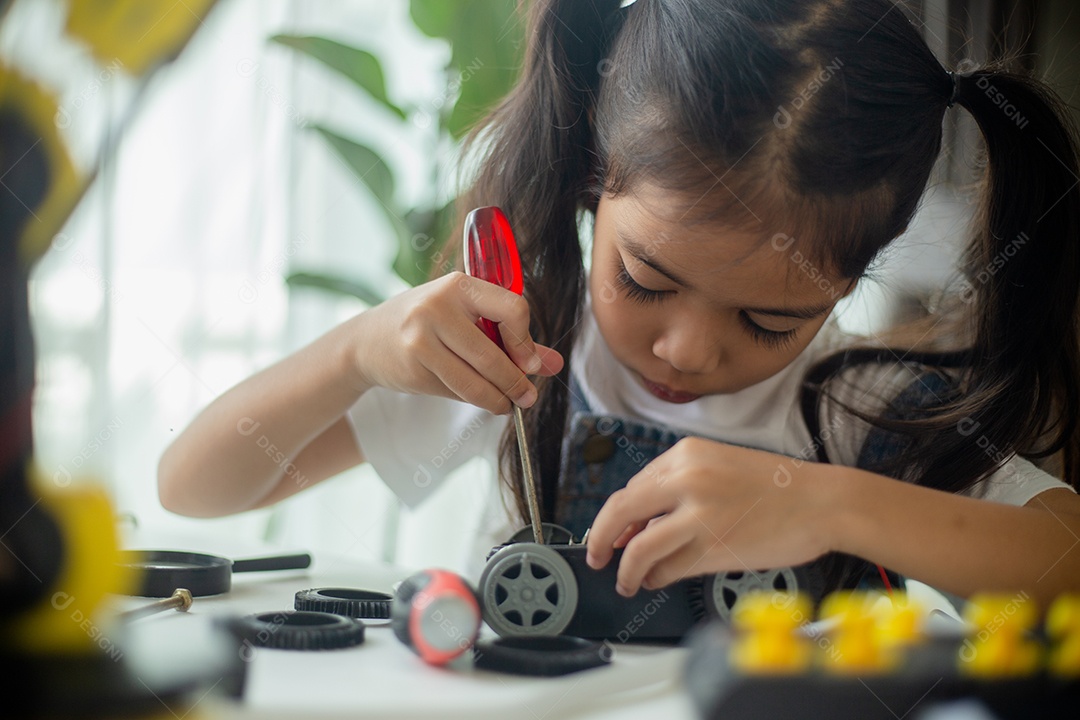 Conceito de educação STEM. Jovem asiática aprendendo design de robô.