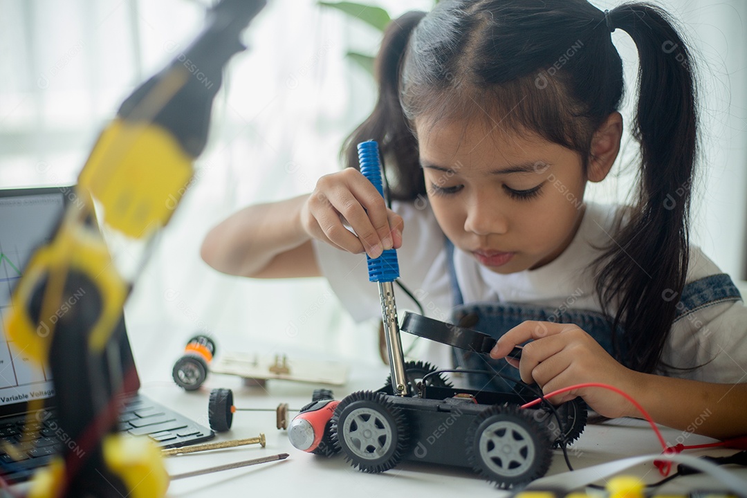 Conceito de educação STEM. Jovem asiática aprendendo design de robô.