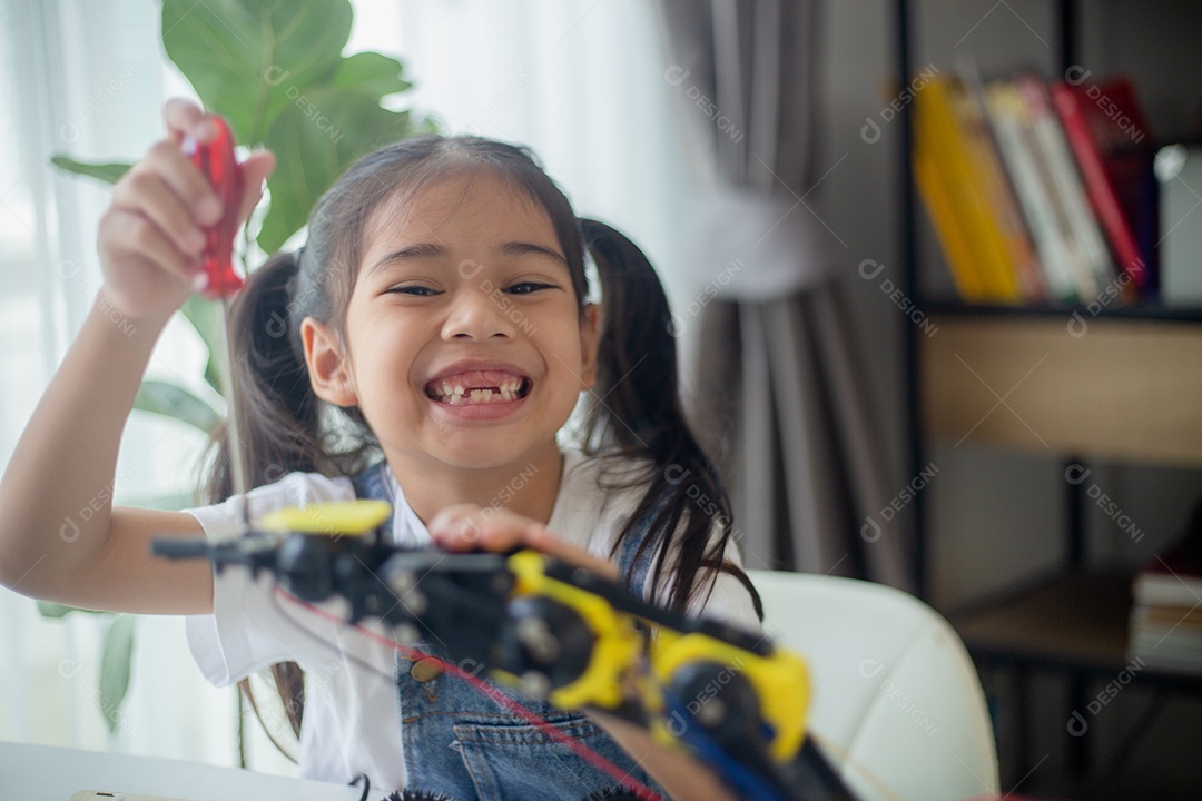 Conceito de educação STEM. Jovem asiática aprendendo design de robô.