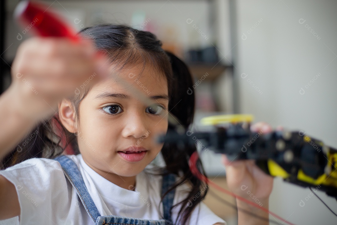 Conceito de educação STEM. Jovem asiática aprendendo design de robô.