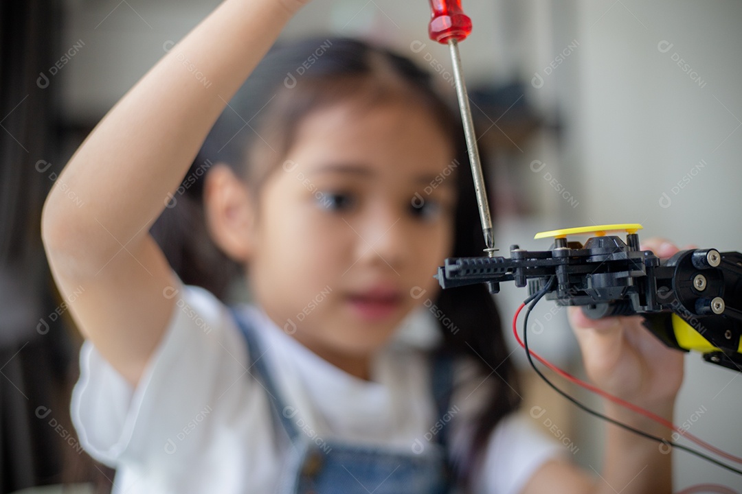 Conceito de educação STEM. Jovem asiática aprendendo design de robô.