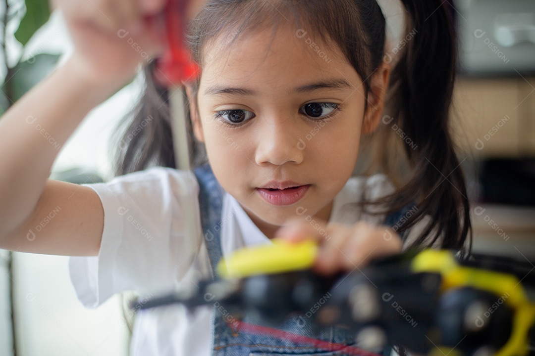 Conceito de educação STEM. Jovem asiática aprendendo design de robô.