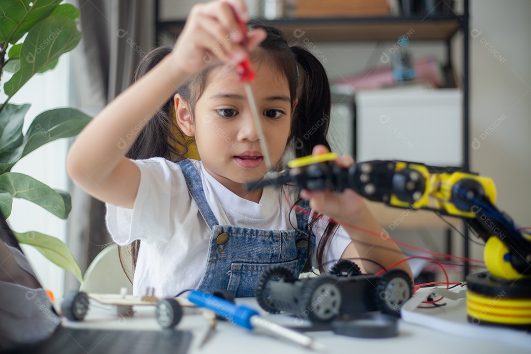 Conceito de educação STEM. Jovem asiática aprendendo design de robô.