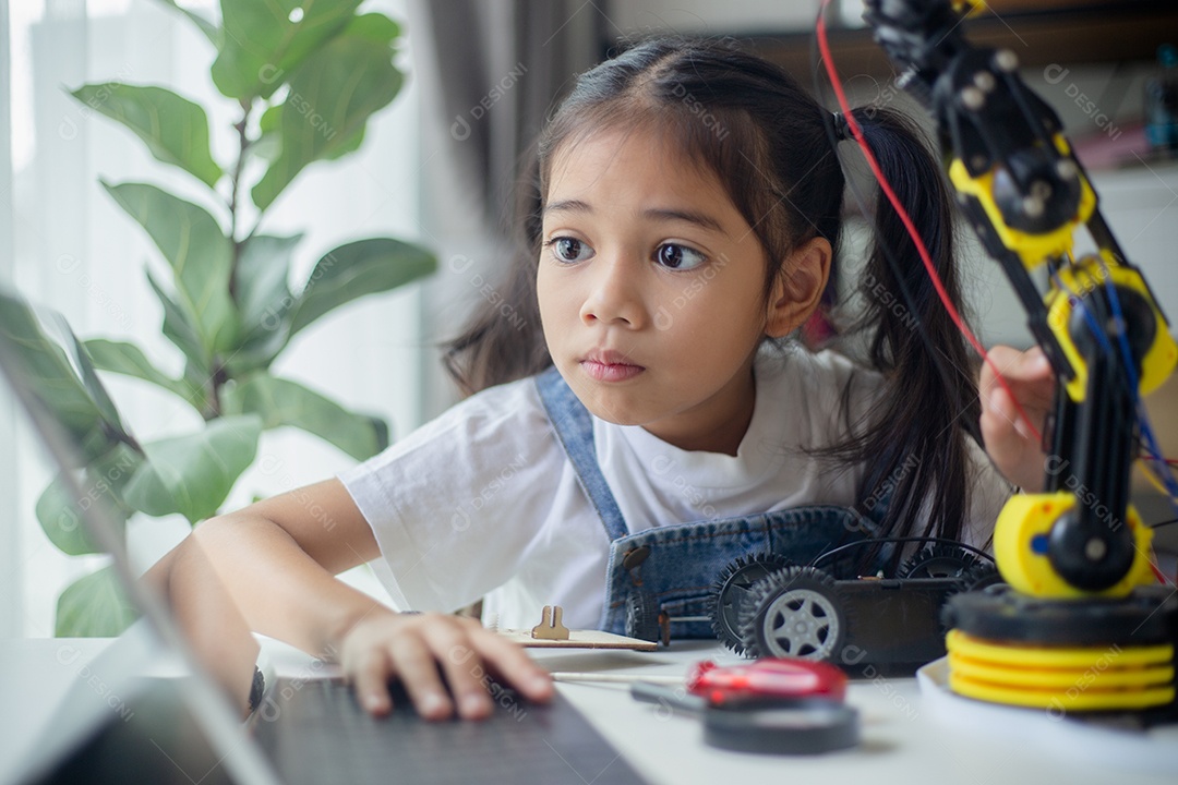 Conceito de educação STEM. Jovem asiática aprendendo design de robô.
