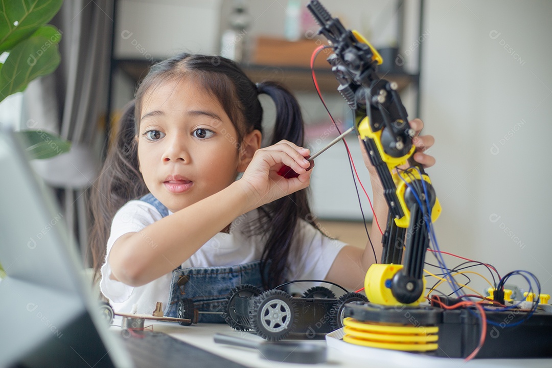 Conceito de educação STEM. Jovem asiática aprendendo design de robô.