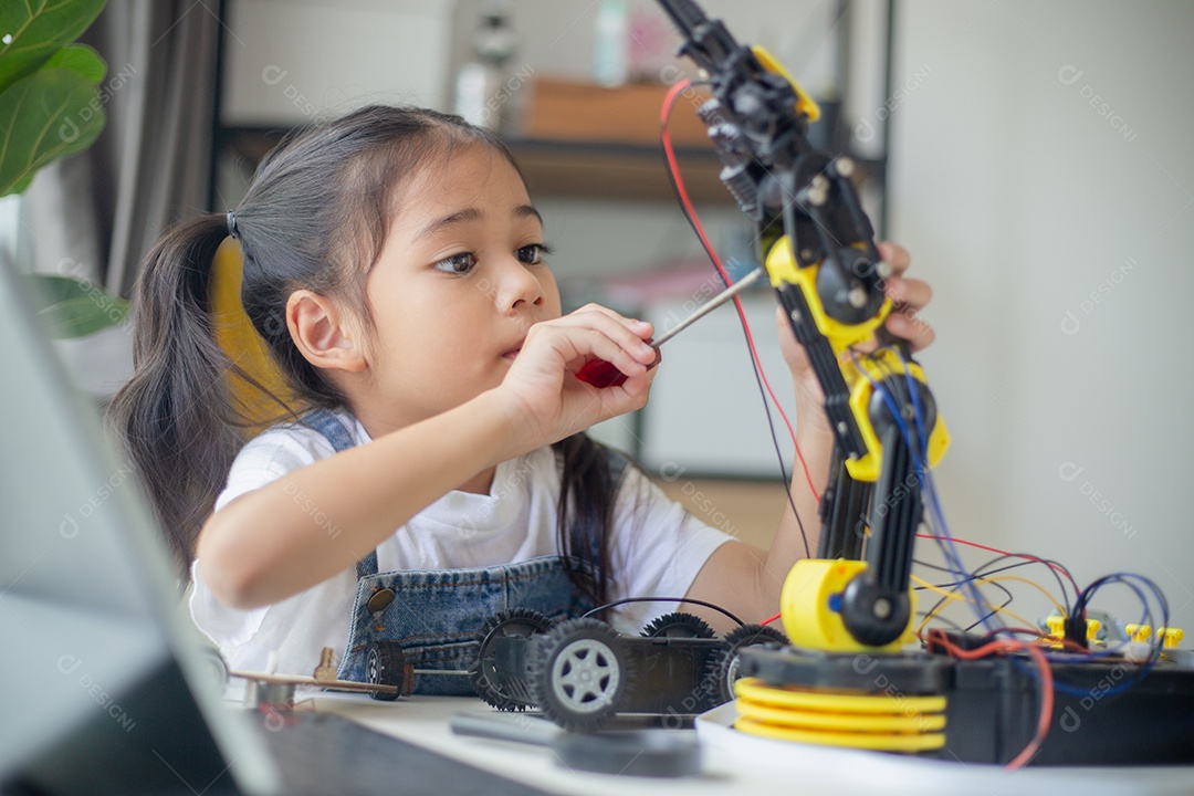 Conceito de educação STEM. Jovem asiática aprendendo design de robô.