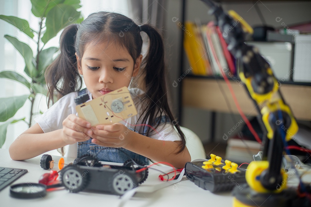 Conceito de educação STEM. Jovem asiática aprendendo design de robô.