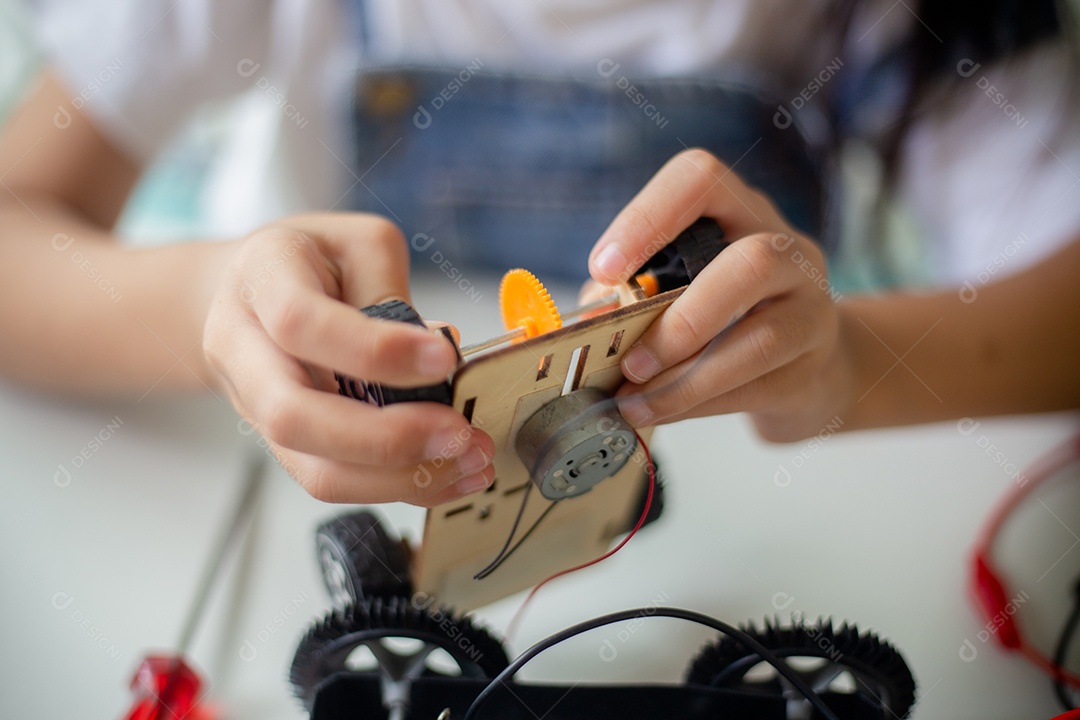 Conceito de educação STEM. Jovem asiática aprendendo design de robô.