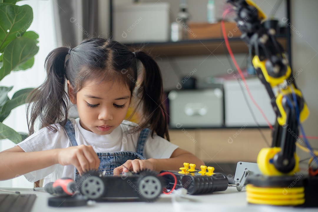 Conceito de educação STEM. Jovem asiática aprendendo design de robô.