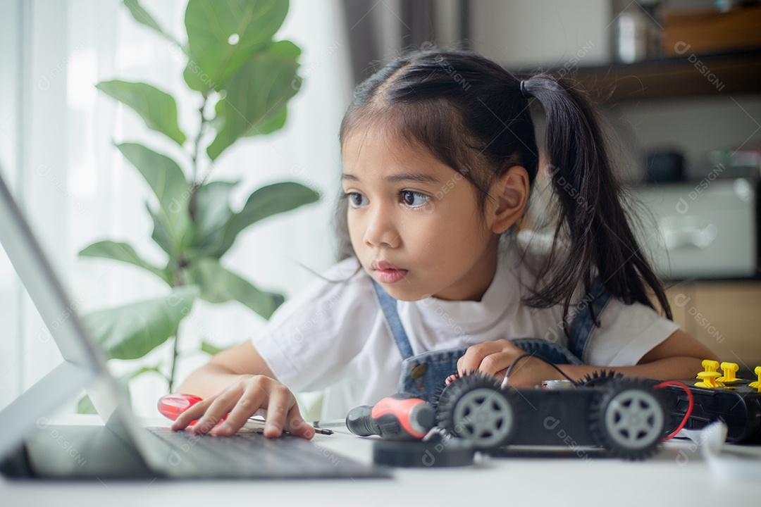 Conceito de educação STEM. Jovem asiática aprendendo design de robô.
