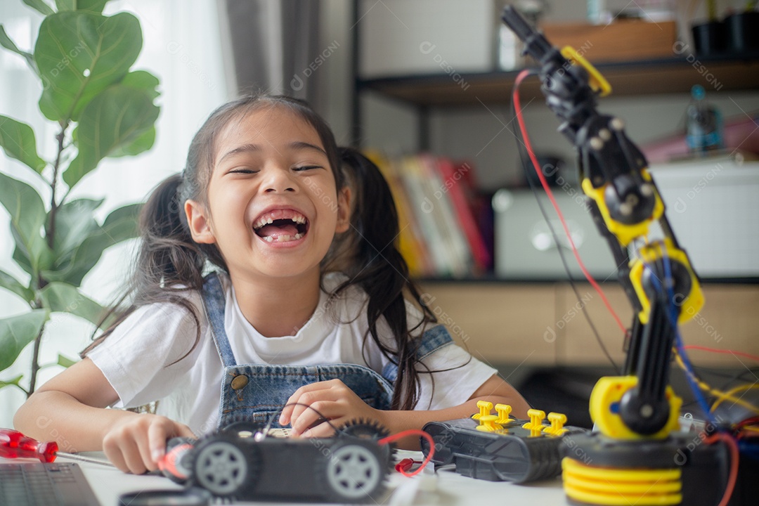 Conceito de educação STEM. Jovem asiática aprendendo design de robô.