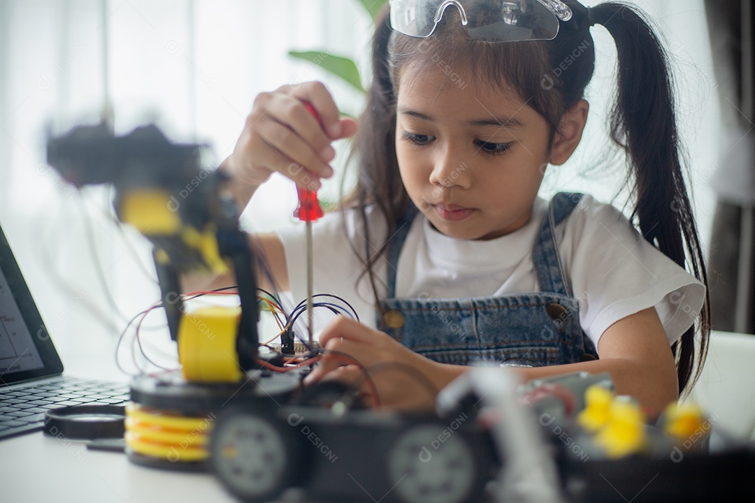 Conceito de educação STEM. Jovem asiática aprendendo design de robô.