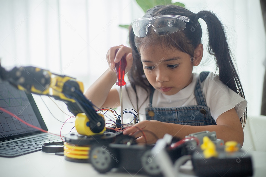 Conceito de educação STEM. Jovem asiática aprendendo design de robô.