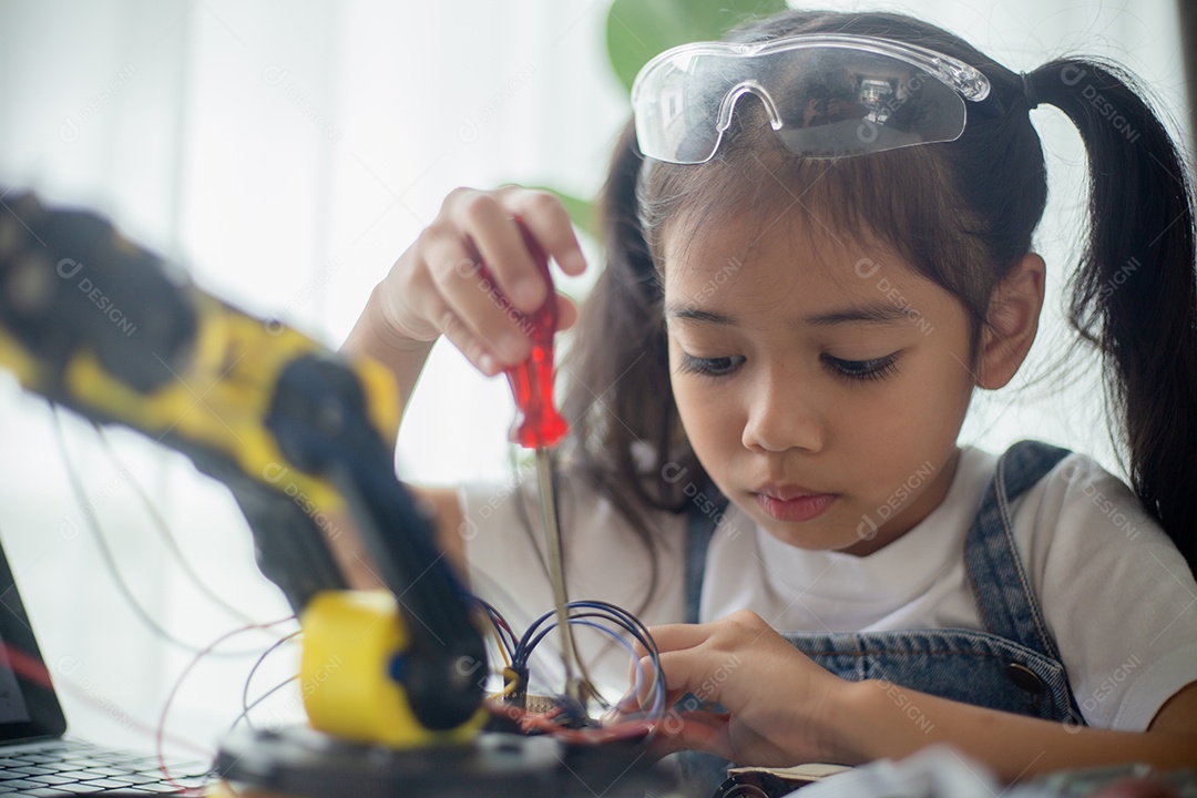 Conceito de educação STEM. Jovem asiática aprendendo design de robô.