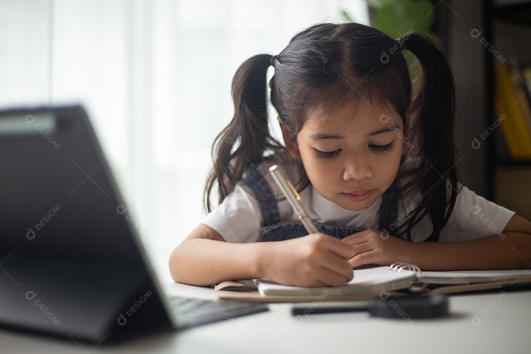 Conceito de educação STEM. Jovem asiática aprendendo design de robô.