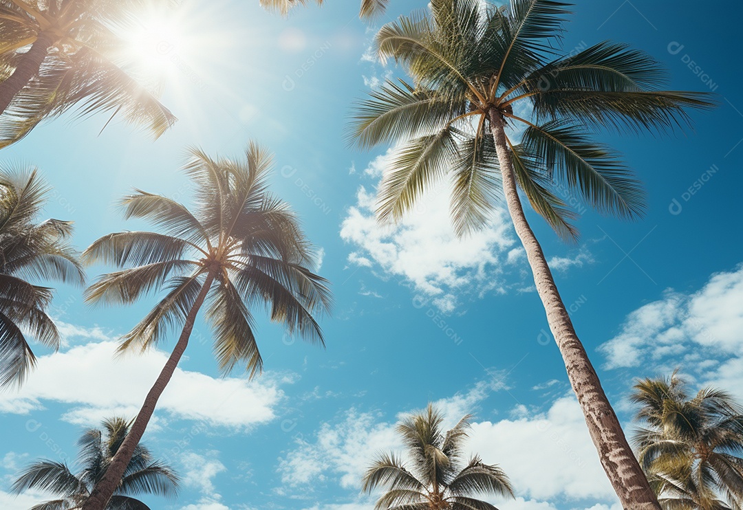 Céu azul e palmeiras vista de baixo, estilo vintage, praia tropical e fundo de verão, imagem realista do conceito de viagem