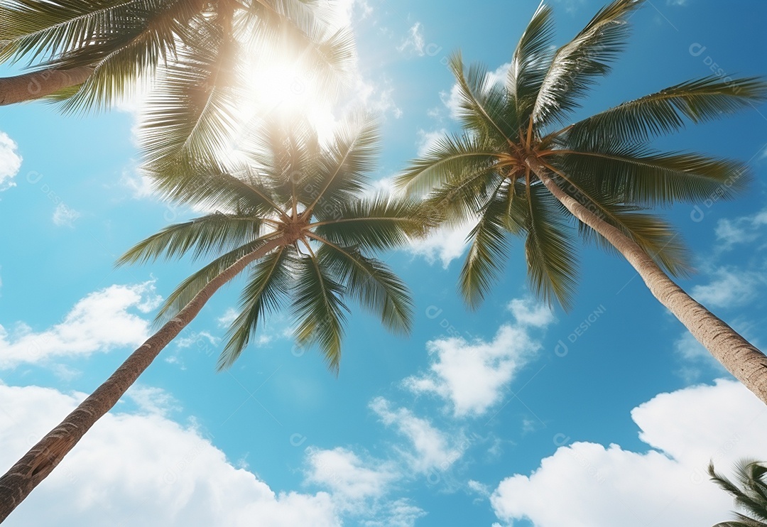 Céu azul e palmeiras vista de baixo, estilo vintage, praia tropical e fundo de verão, imagem realista do conceito de viagem