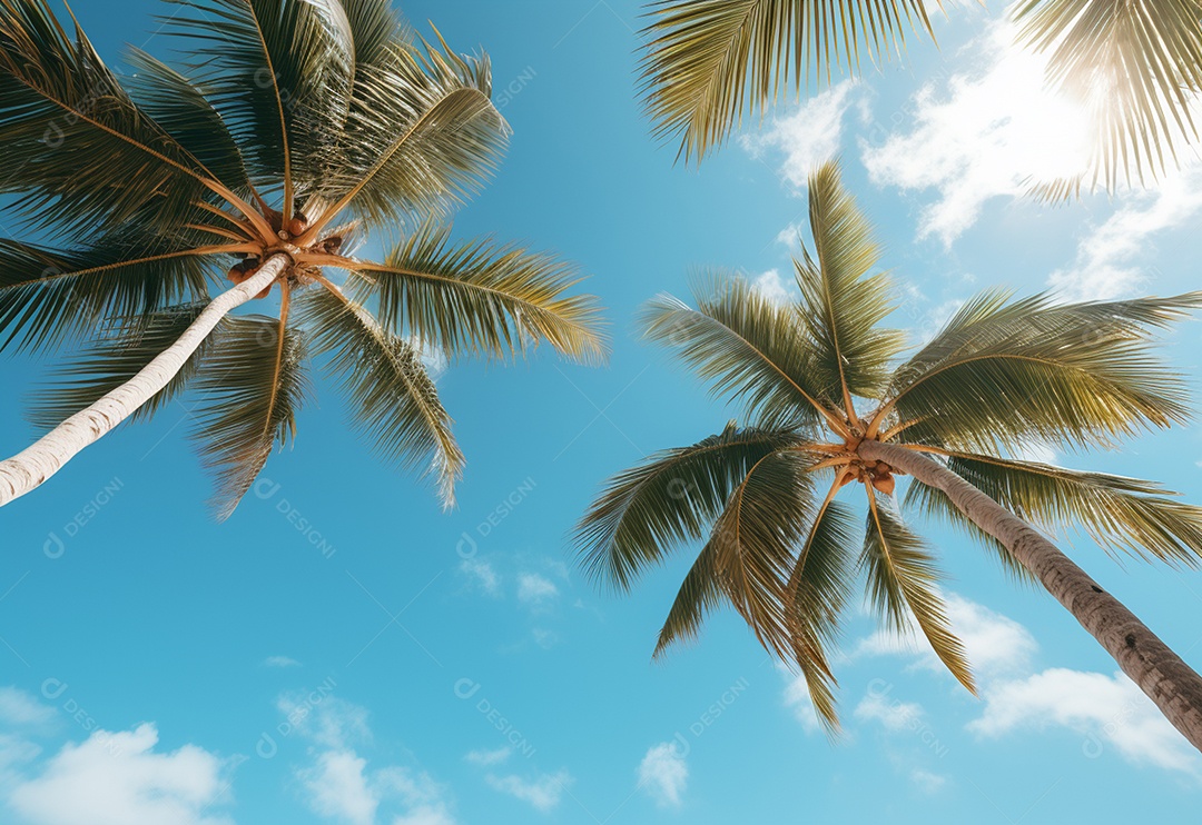 Céu azul e palmeiras vista de baixo, estilo vintage, praia tropical e fundo de verão, imagem realista do conceito de viagem