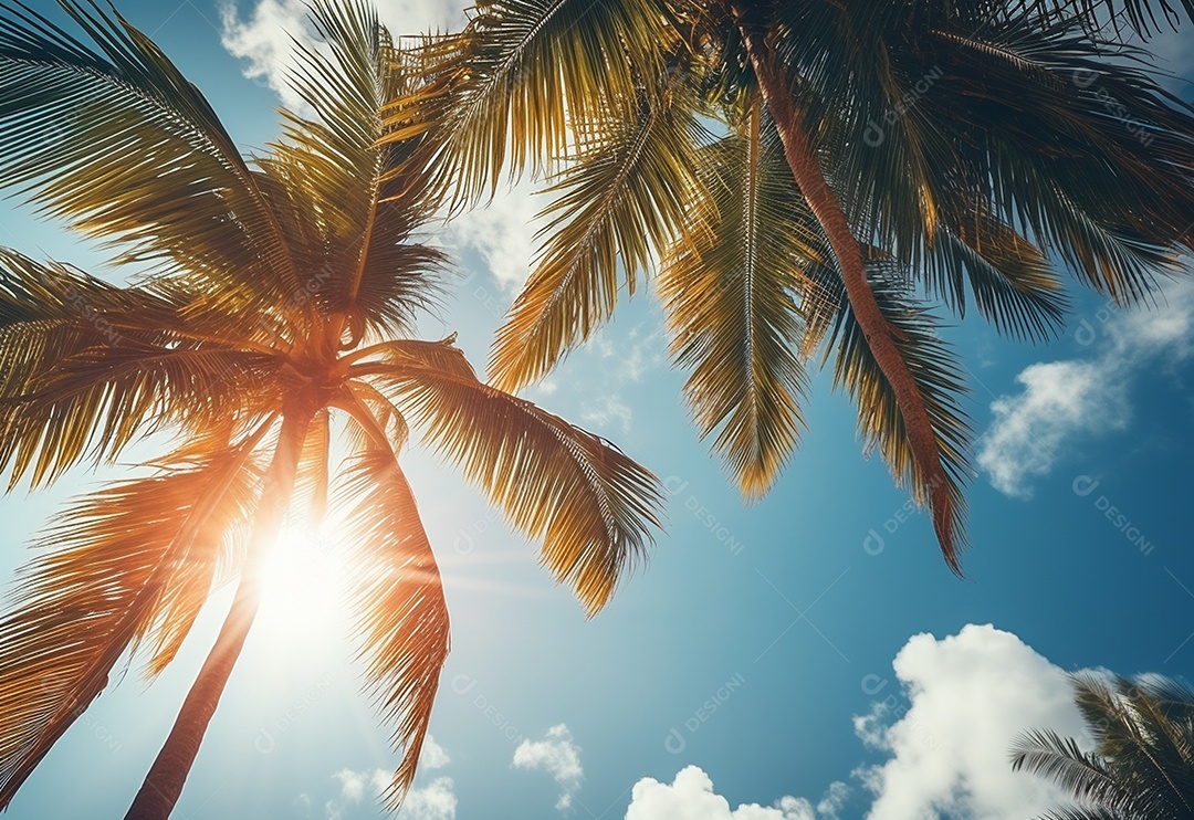 Céu azul e palmeiras vista de baixo, estilo vintage, praia tropical e fundo de verão, imagem realista do conceito de viagem