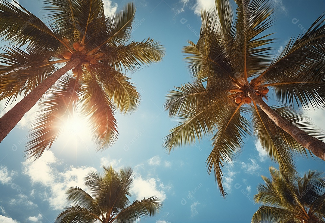 Céu azul e palmeiras vista de baixo, estilo vintage, praia tropical e fundo de verão, imagem realista do conceito de viagem