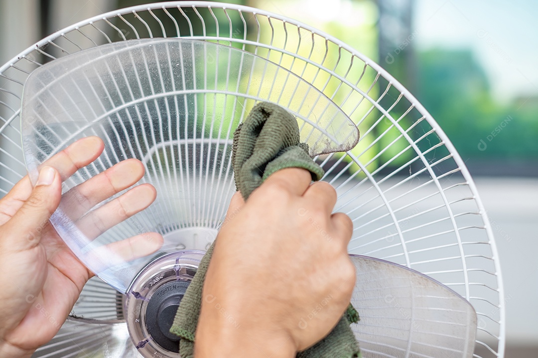 Feche o pano de toque manual sujo e poeira no ventilador de chão. fluxo de ar prejudicial à saúde.