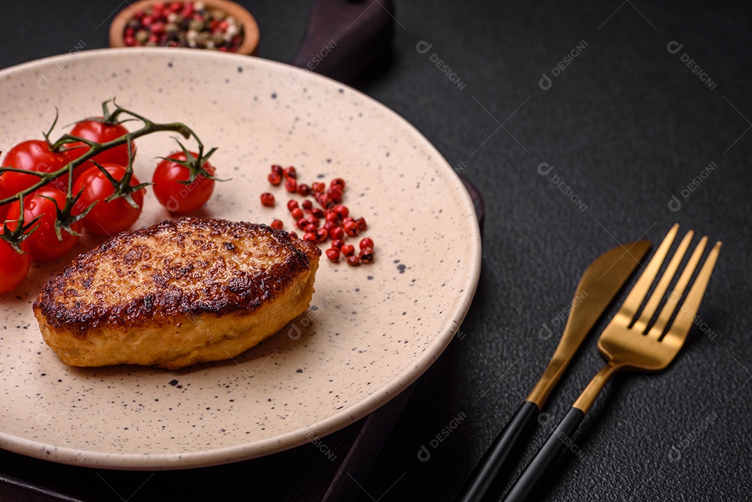 Deliciosa costeleta de soja vegetariana frita fresca com sal, especiarias e ervas com legumes em uma placa de cerâmica sobre um fundo escuro de concreto