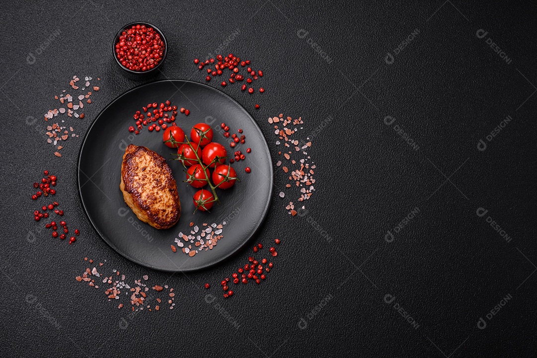 Deliciosa costeleta de soja vegetariana frita fresca com sal, especiarias e ervas com legumes em uma placa de cerâmica sobre um fundo escuro de concreto