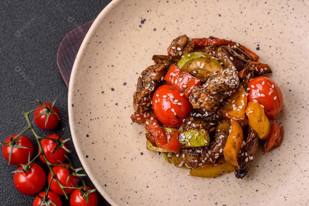Salada quente com vitela, tomate, pimentão, abobrinha, gergelim