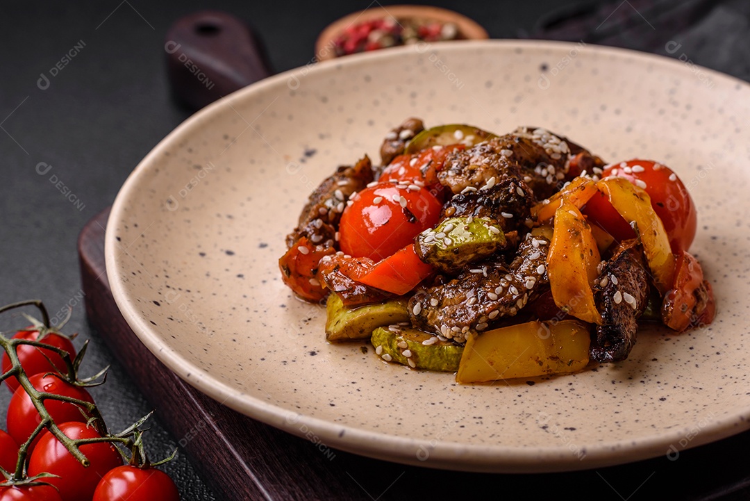 Salada quente com vitela, tomate, pimentão, abobrinha, gergelim
