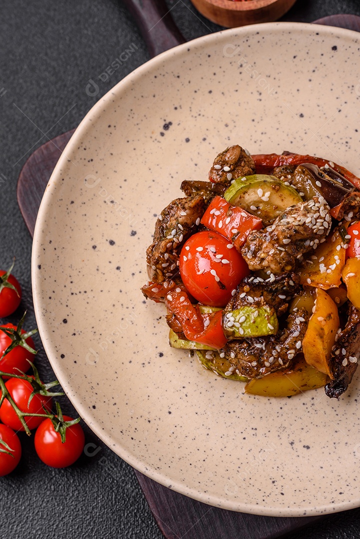 Salada quente com vitela, tomate, pimentão, abobrinha, gergelim