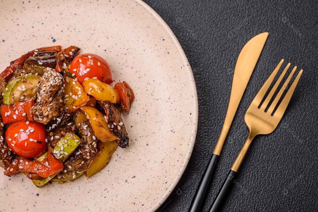 Salada quente com vitela, tomate, pimentão, abobrinha, gergelim