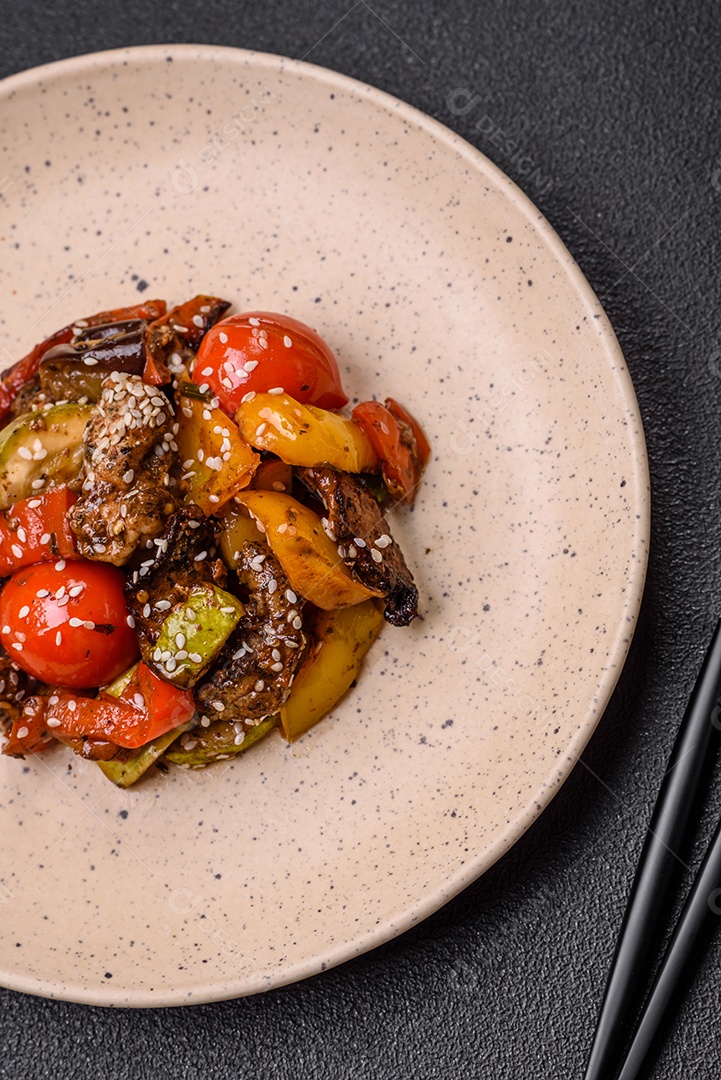 Salada quente com vitela, tomate, pimentão, abobrinha, gergelim