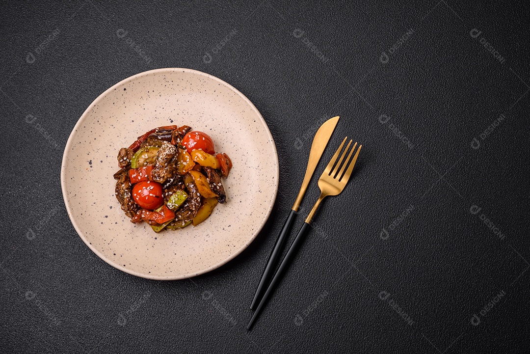 Salada quente com vitela, tomate, pimentão, abobrinha, gergelim