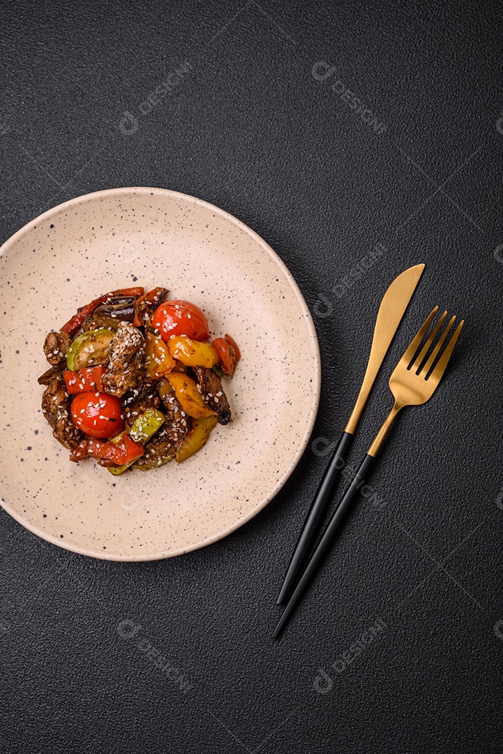 Salada quente com vitela, tomate, pimentão, abobrinha, gergelim