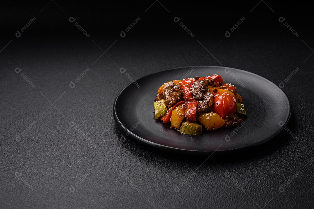 Salada quente com vitela, tomate, pimentão, abobrinha, gergelim