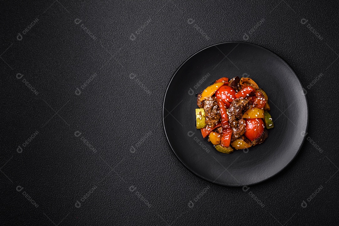 Salada quente com vitela, tomate, pimentão, abobrinha, gergelim
