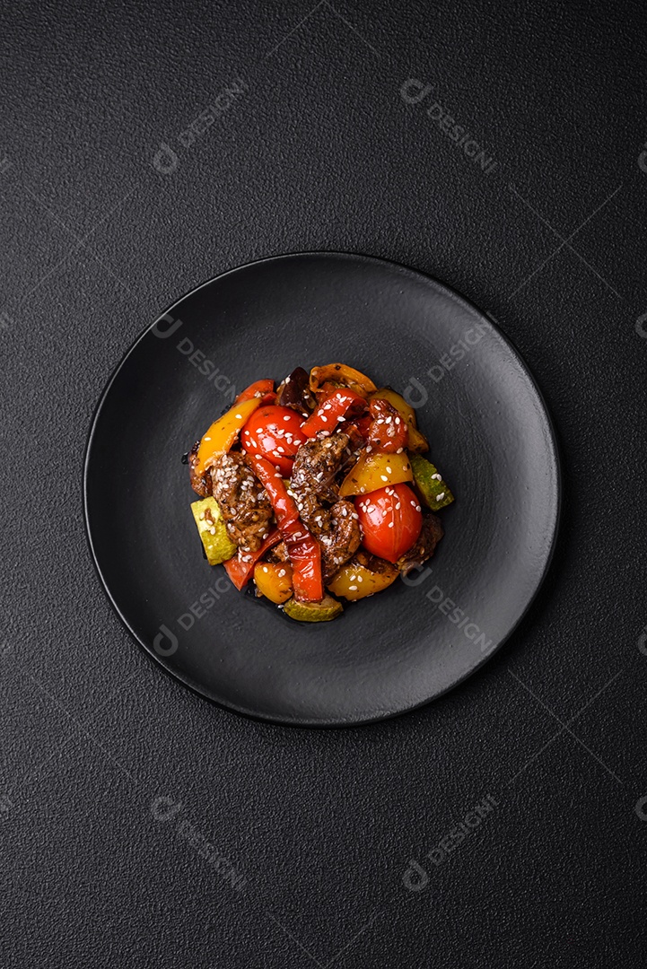 Salada quente com vitela, tomate, pimentão, abobrinha, gergelim