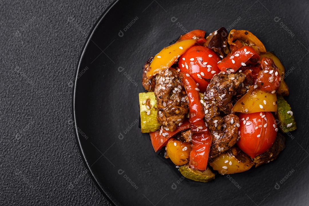 Salada quente com vitela, tomate, pimentão, abobrinha, gergelim