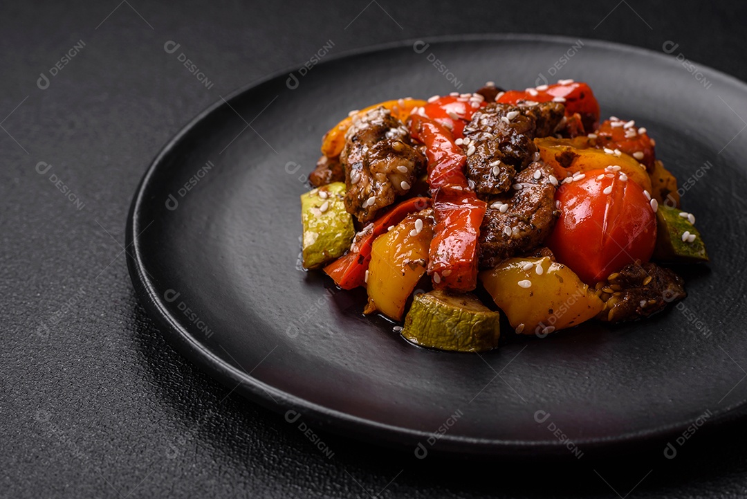 Salada quente com vitela, tomate, pimentão, abobrinha, gergelim