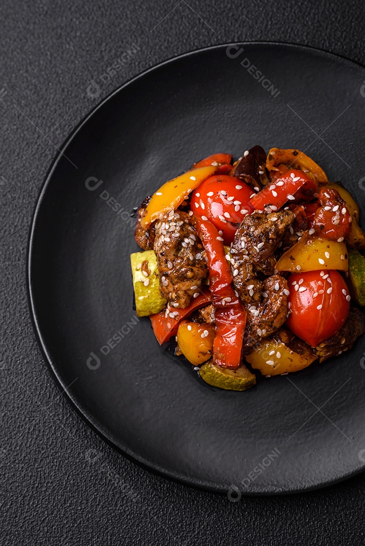 Salada quente com vitela, tomate, pimentão, abobrinha, gergelim