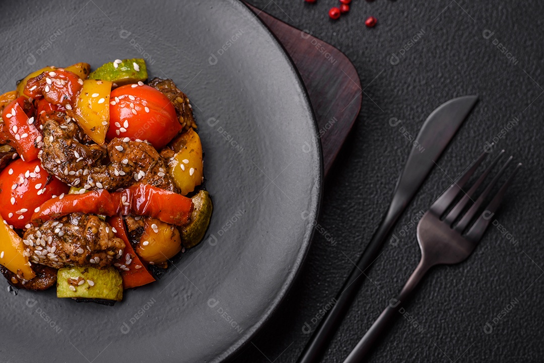 Salada quente com vitela, tomate, pimentão, abobrinha, gergelim
