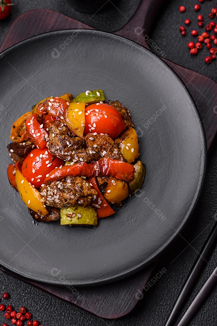 Salada quente com vitela, tomate, pimentão, abobrinha, gergelim