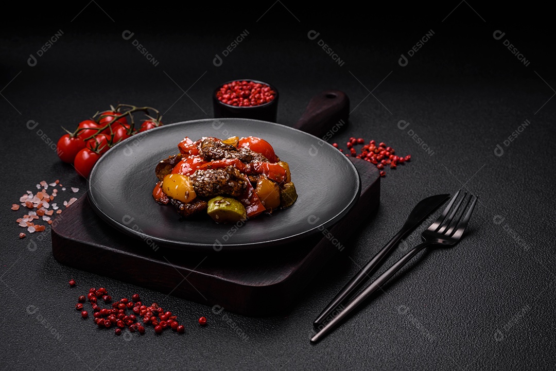 Salada quente com vitela, tomate, pimentão, abobrinha, gergelim