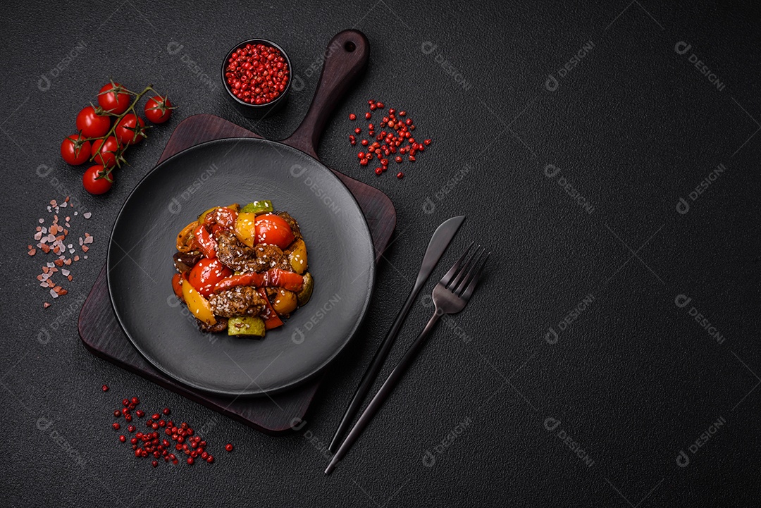 Salada quente com vitela, tomate, pimentão, abobrinha, gergelim